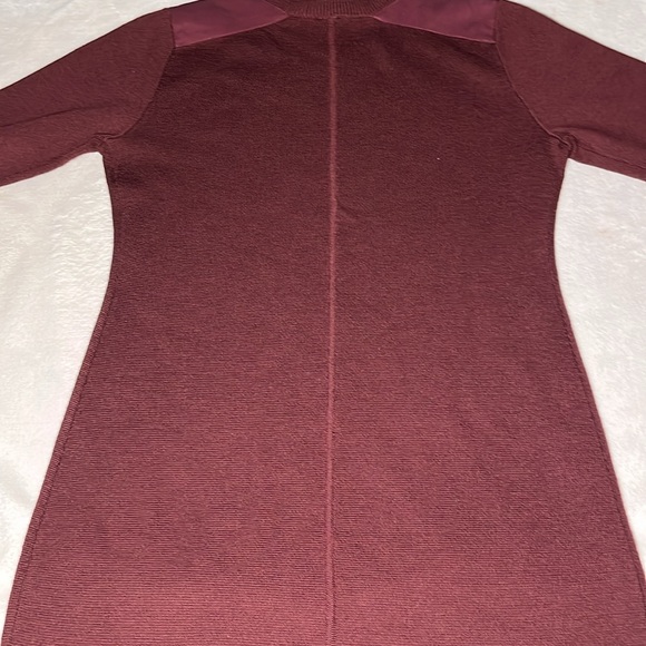 GAP Men’s 100% Merino Wool Sweater - Size M, Burgundy, Shoulder Accents - Picture 6 of 10
